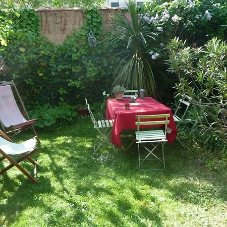 Holiday home Tres Jolie Maison D'artiste,jardin,proche